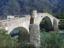 Il Ponte di Echallod visto dalla sponda destra della Dora Baltea (20012 bytes)